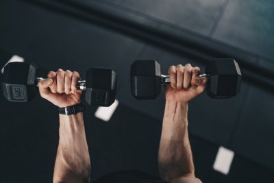 Een superset levert dezelfde spiergroei in halve tijd