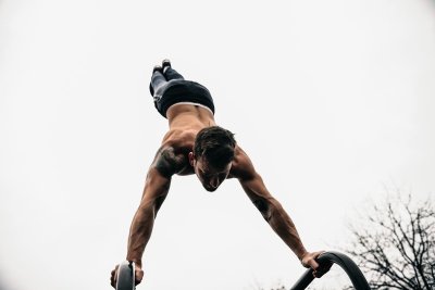 Waarom je L-sit niet lukt, ligt aan je hamstrings
