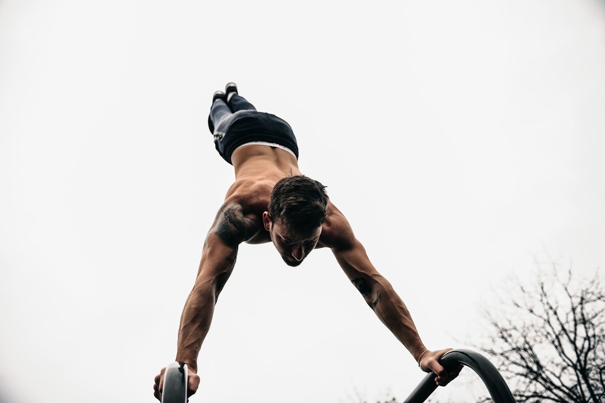 Waarom je L-sit niet lukt, ligt aan je hamstrings